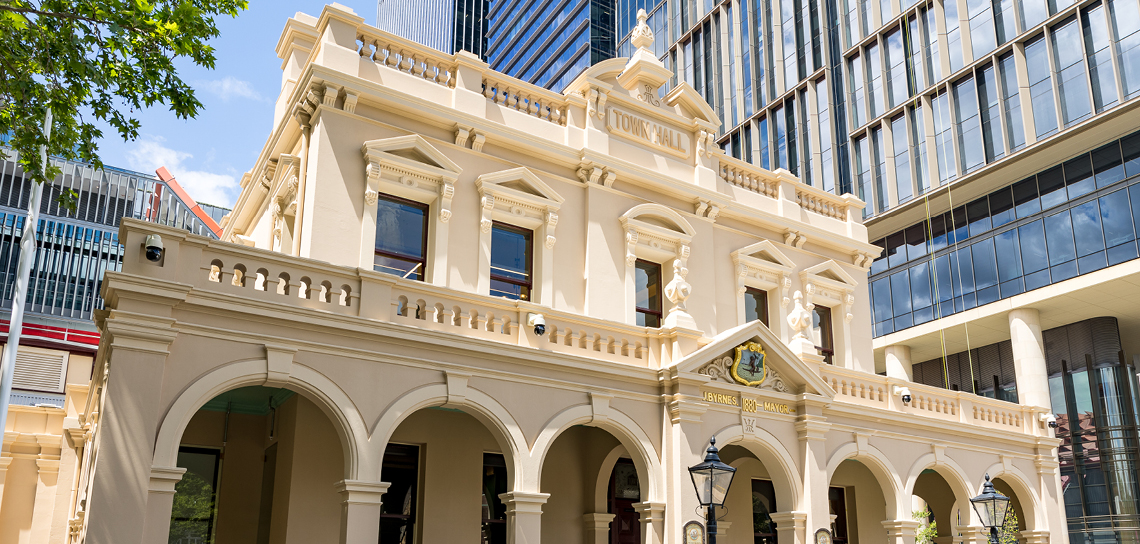 Modern image of the town hall's historical exterior, on a sunny day