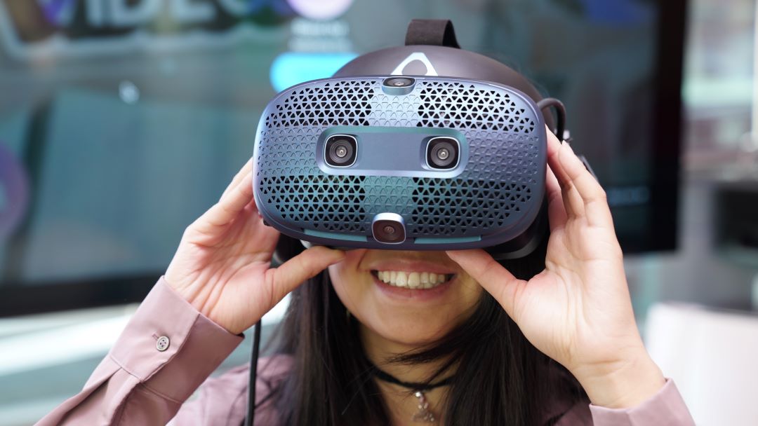 Woman wearing the virtual headset