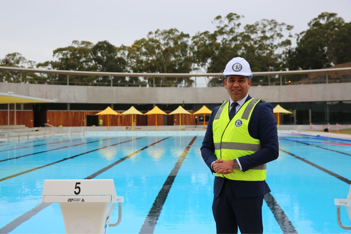 Lord mayor in front of new pools