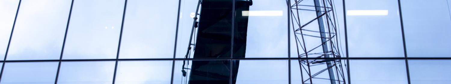 Crane lifting window cleaner platform 