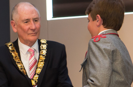 Active Citizenship Schools Award 2020 Lord mayor Bob Dwyer handing out an award